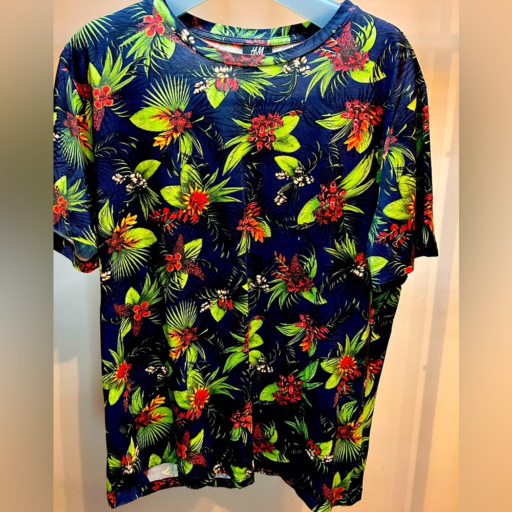 H&M t shirt L size. Flower summer style .